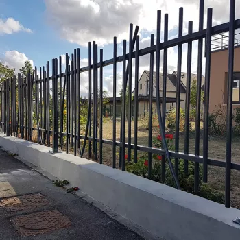 Réalisation d’un enduit peint gris effet béton ciré sur muret. Pose d’une clôture barreaudée asymétrique et d’un portail assorti