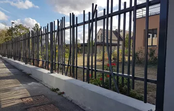 Réalisation d’un enduit peint gris effet béton ciré sur muret. Pose d’une clôture barreaudée asymétrique et d’un portail assorti
