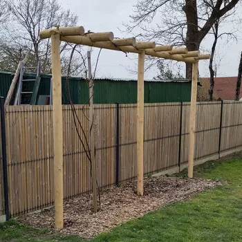 Réalisation d’une pergola-support en piquets de châtaignier naturel écorcé