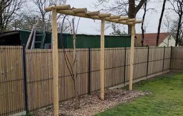 Réalisation d’une pergola-support en piquets de châtaignier naturel écorcé