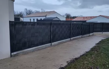 Clôture en panneau rigides sur soubassement béton, occultation par occultant composites anthracite tressés 5/5