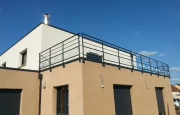 Pose d’un garde-corps métallique gris anthracite avec soubassement polycarbonate ; pose à l’anglaise